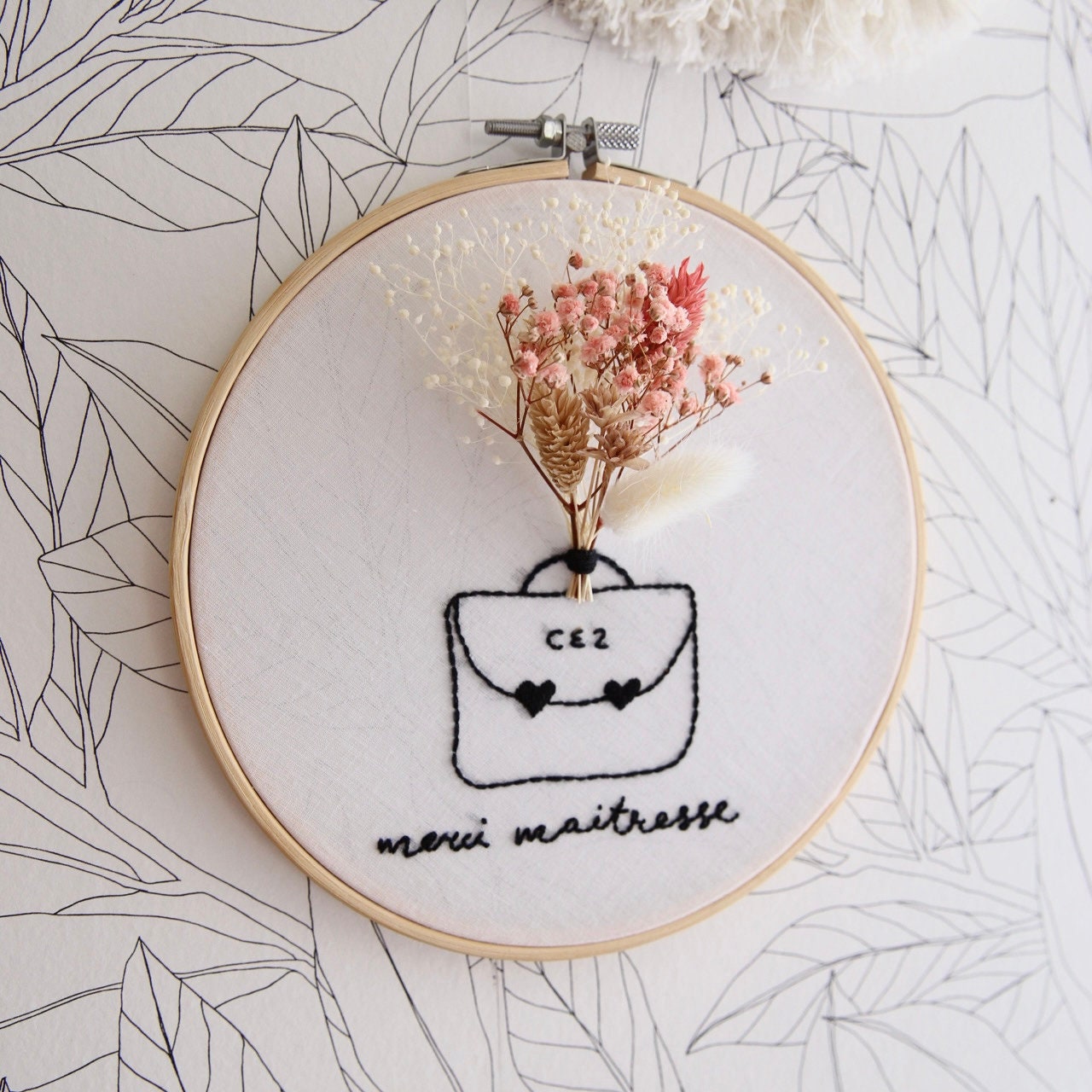 Tambour Brodé Maîtresse - Fleurs Séchées Tambour Cadeau de Fin d'année École, Atsem, Nourice, Profes