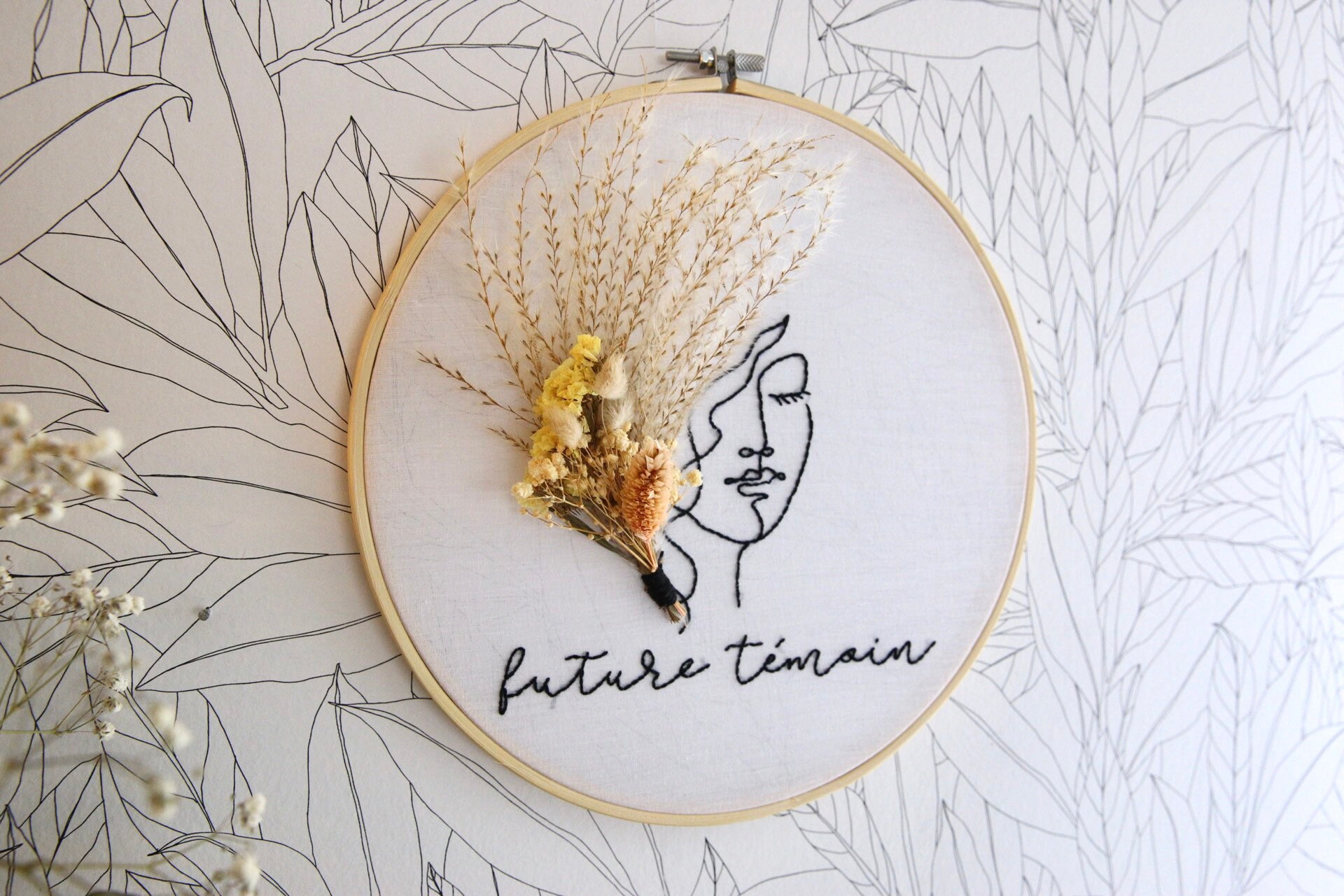 Tambour Broderie Visage Personnalisé avec Bouquet de Fleurs Séchées -Cadeau Marraine/Mamie Famille M