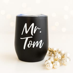 Travel Wine Tumbler 12 oz Mr&Mrs Gift Personalized Cup Bachelorette Table Decor Stainless Steel Bridesmaid Mug To Go Coffee Cup Party Favor