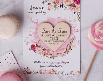 Könnte beinhalten: Save the Date Magnet mit floralem Design. Der Magnet ist herzförmig und trägt den Text "Save the Date Albert & Jessica 7.23.23 ARE GETTING MARRIED Chicago, IL". Legen Sie mich an Ihren Kühlschrank, formelle Einladung folgt.