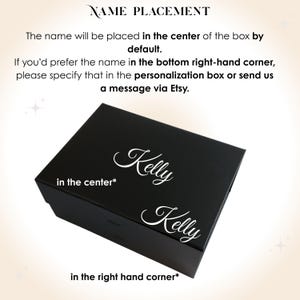 Pode incluir: Uma caixa de presente preta com o nome "Kelly" em escrita branca, centralizado e no canto inferior direito. O texto acima da caixa explica as op&ccedil;&otilde;es de coloca&ccedil;&atilde;o do nome. A caixa est&aacute; fechada e assenta num fundo claro.