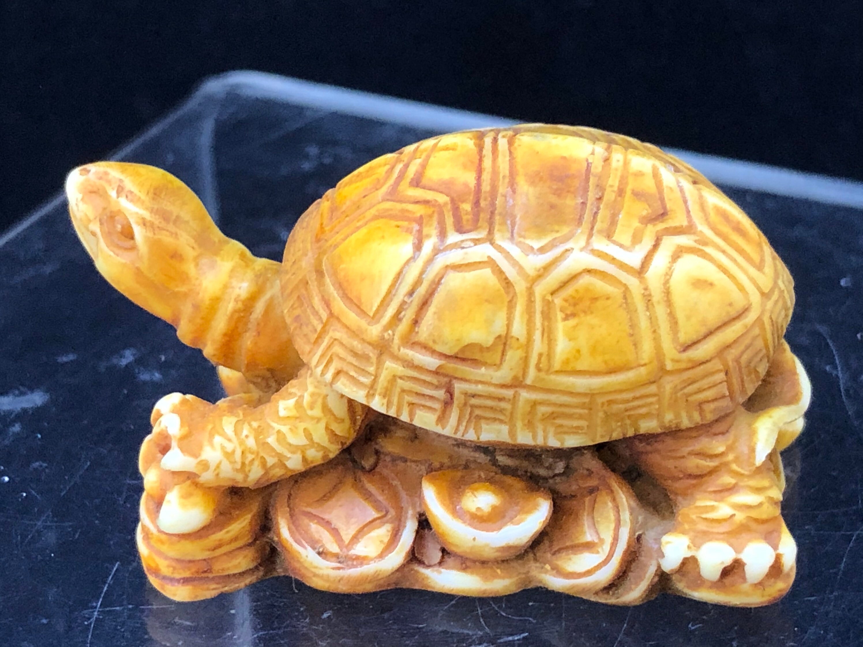 骨董品です 木彫 手彫り 彫刻 亀 根付 緒締玉 巾着 時代提物 日本製 骨董 ねつけ