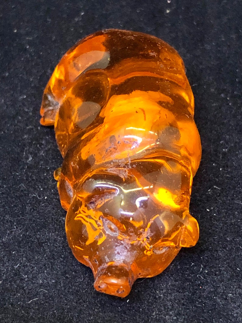Vintage cherry Amber Japanese netsuke with pig design