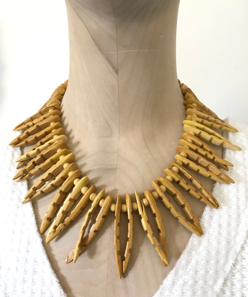 vintage 50s wood or coconut necklace.