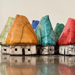 Raku ministugor med halmtak av Nathalie Hamill