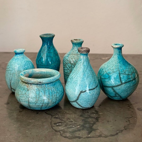 Mini bouteilles blanches Raku turquoise par Nathalie Hamill