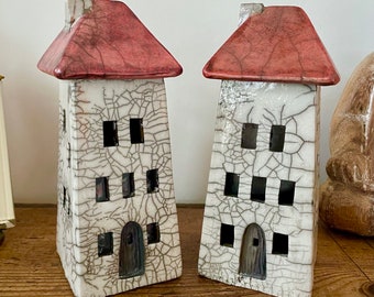Raku-roter Dachhaus-Kerzenhalter von Nathalie Hamill