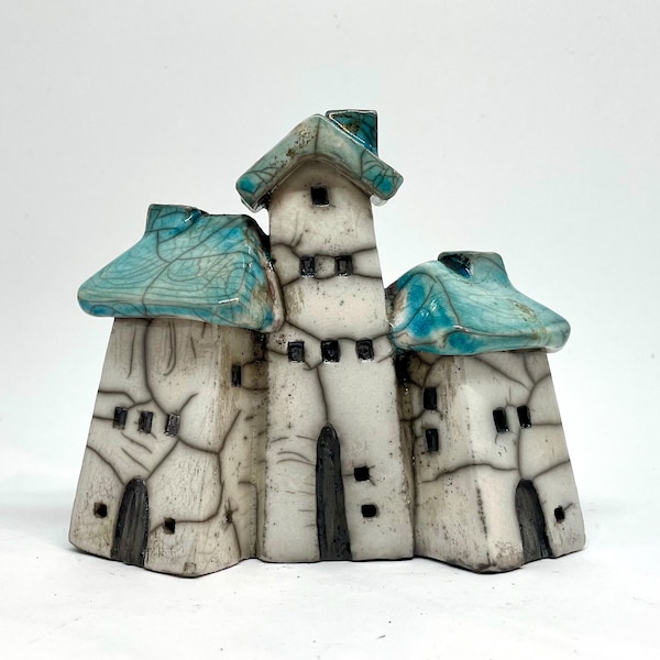 Ceramiczny kadzielnik w kształcie stożka z trzema domami i turkusowymi dachami autorstwa Nathalie Hamill