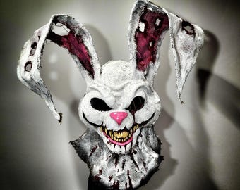 Lapin blanc à la tronçonneuse