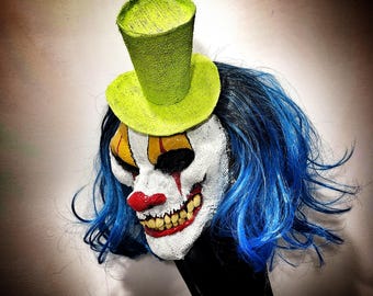 Masque de clown en toile de jute avec perruque bleue et chapeau haut de forme vert - Accessoire de costume d'Halloween détaillé