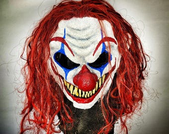 Masque de clown fait main en toile de jute avec cheveux roux
