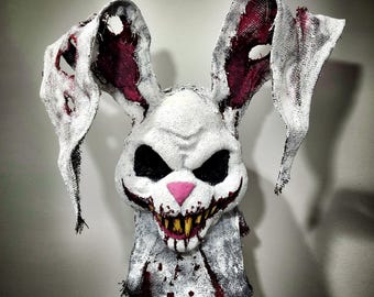 Lapin blanc à la tronçonneuse