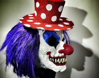 Masque de clown en toile de jute, cheveux violets et chapeau à pois