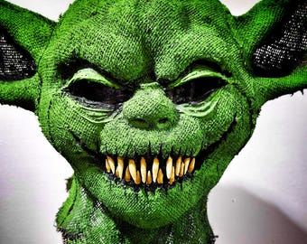 Masque Gremlin vert fait main, base en toile de jute