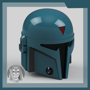 Op de afbeelding: Een blauwe en zwarte helm met een rode driehoek op de bovenkant. De helm heeft een vizier en een zwart gezichtsmasker.