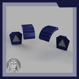 Puede incluir: Tres piezas de plástico azul, dos son curvas y una es un pentágono con un triángulo gris en el interior.