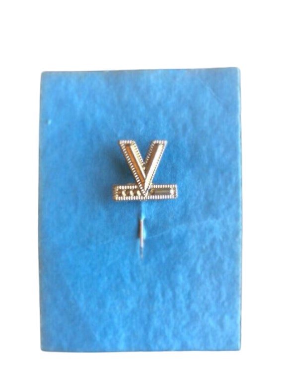 V for Victory pin