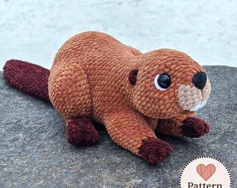 Wzór na szydełkowego bobra w formacie PDF: leśne zwierzę amigurumi, realistyczny pluszowy bóbr, do pobrania w wersji cyfrowej