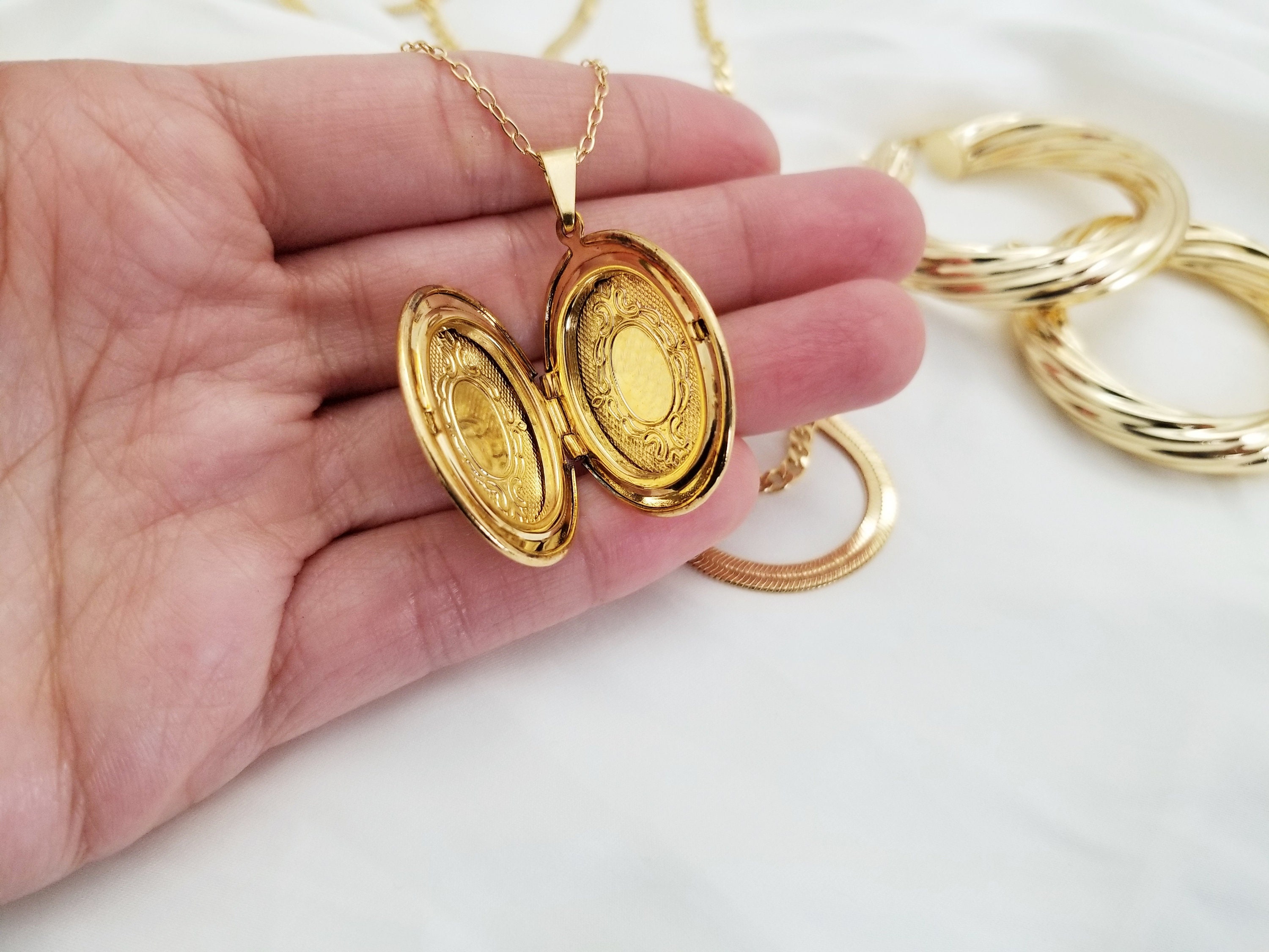 Vintage Gold Oval Locket Necklace 18kt Gold Jewelry Etsy
