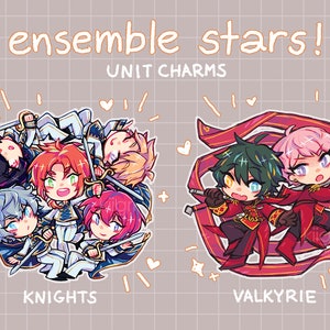 Puede incluir: Ensemble Stars! Unit Charms con dos grupos de personajes de anime. El grupo de los Caballeros tiene cinco personajes con espadas y atuendos azules y blancos. El grupo de las Valquirias tiene dos personajes con atuendos rojos y dorados y cintas rojas.