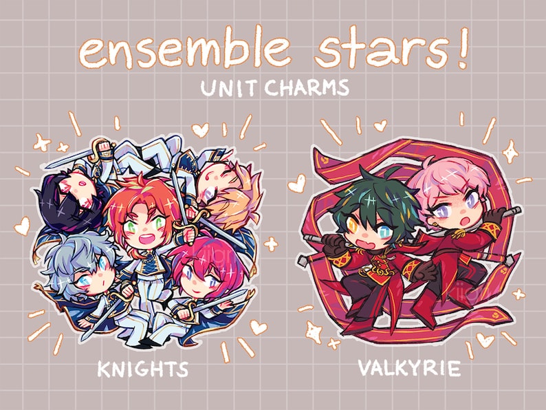 Puede incluir: Ensemble Stars! Unit Charms con dos grupos de personajes de anime. El grupo de los Caballeros tiene cinco personajes con espadas y atuendos azules y blancos. El grupo de las Valquirias tiene dos personajes con atuendos rojos y dorados y cintas rojas.