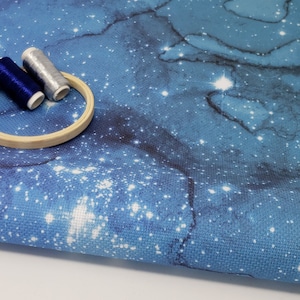Blue Galaxy - Main Dyed Effect // Cross Stitch Fabric // Choisissez parmi Aida, Evenweave Linen ou Quilt / Broderie. Pt. Lugana Cashel