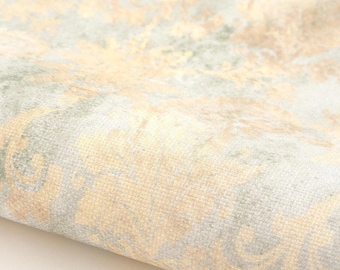 Puede incluir: Una tela textil con un patrón de damasco repetitivo en tonos suaves de verde salvia y oro apagado. El material tiene una textura tejida visible con un acabado mate, mostrando intrincados motivos florales y volutas en la superficie.