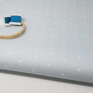 Witte kruissteekstof met Franse stippen: lichtblauwe aida, linnen, evenweave