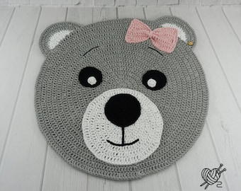 Tappeto a forma di orso all'uncinetto: decorazione per la cameretta dei bambini in cotone fatta a mano