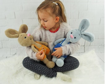 Baby amigurumi Bunny in shorts haak Bunny en haak speelgoed voor een pasgeboren of kind cadeau pasgeboren douchegift of foto sessie veel kleuren