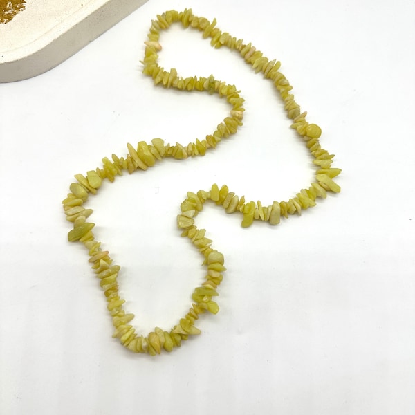 Collier pierre naturelle / collier perles chips / cadeau pour elle / bijoux femme en pierre semi précieuse /  idée cadeau pour femme