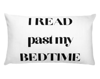 Almohada decorativa con el texto "Leo más allá de mi hora de dormir" / Almohada decorativa con ...