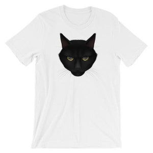 Pu&ograve; includere: Una maglietta bianca con una grafica di un gatto nero. Il gatto ha gli occhi gialli e un'espressione seria.