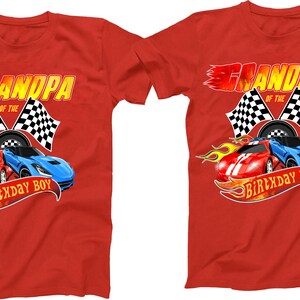 Op de afbeelding: Rode T-shirts met een raceautothema. De tekst op de shirts zegt "Opa van de jarige" en "Oma van de jarige".
