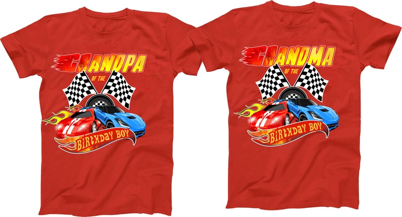 Op de afbeelding: Rode T-shirts met een raceautothema. De tekst op de shirts zegt "Opa van de jarige" en "Oma van de jarige".