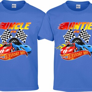 Op de afbeelding: Twee blauwe T-shirts met een raceautothema. Het linker T-shirt zegt "Oom van de jarige" en het rechter T-shirt zegt "Tante van de jarige".