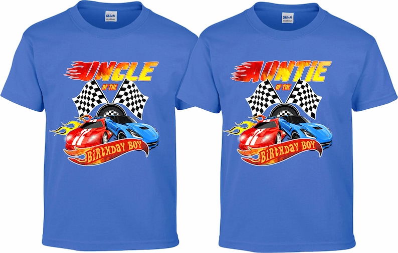 Op de afbeelding: Twee blauwe T-shirts met een raceautothema. Het linker T-shirt zegt "Oom van de jarige" en het rechter T-shirt zegt "Tante van de jarige".