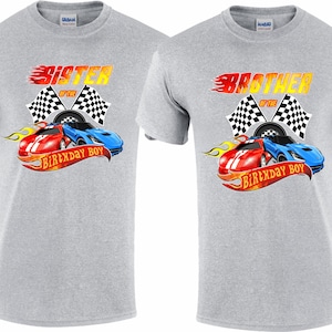 Op de afbeelding: Twee grijze T-shirts met een raceautothema. E&eacute;n shirt zegt "Zus van de jarige" en het andere zegt "Broer van de jarige".