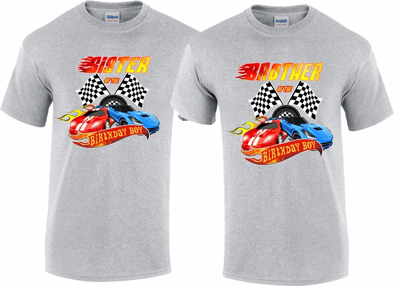 Op de afbeelding: Twee grijze T-shirts met een raceautothema. E&eacute;n shirt zegt "Zus van de jarige" en het andere zegt "Broer van de jarige".