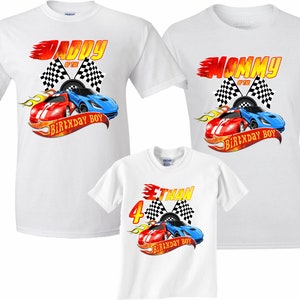 Op de afbeelding: Drie witte T-shirts met een raceautothema. De shirts zeggen "Daddy of the Birthday Boy", "Mommy of the Birthday Boy" en "Ethan Birthday Boy".
