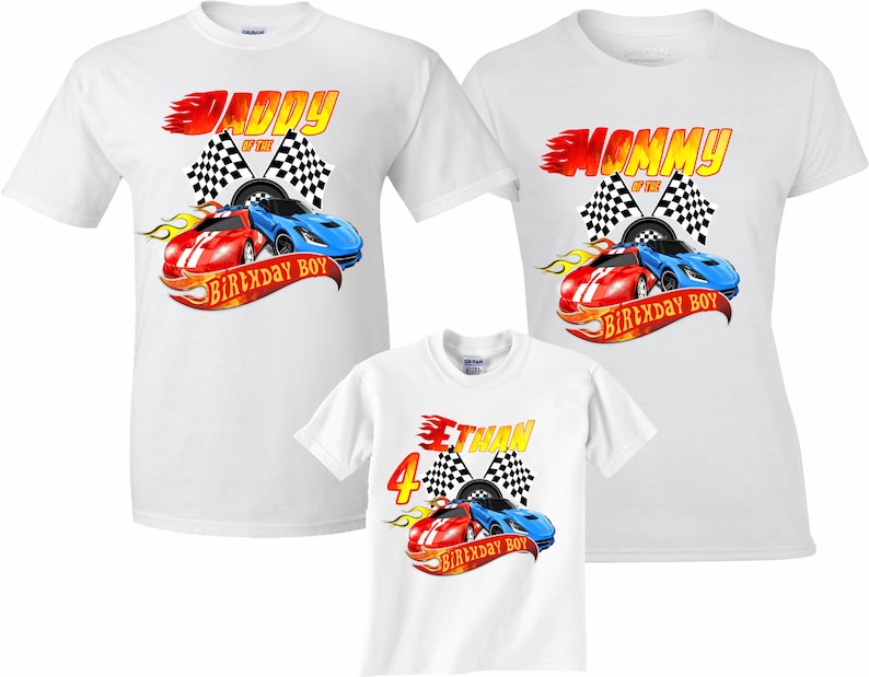 Op de afbeelding: Drie witte T-shirts met een raceautothema. De shirts zeggen "Daddy of the Birthday Boy", "Mommy of the Birthday Boy" en "Ethan Birthday Boy".