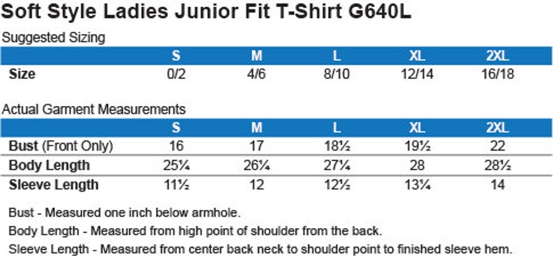 Op de afbeelding: Maattabel voor een junior fit t-shirt met metingen in inches voor de borst, lichaamslengte en mouwlengte. De maten omvatten S, M, L, XL en 2XL. De tabel bevat ook suggesties voor de maat voor elke maat.