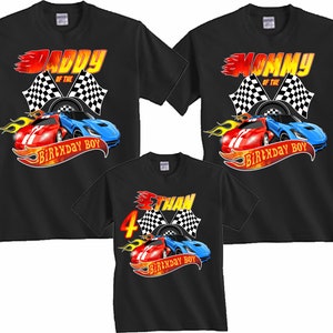 Op de afbeelding: Drie zwarte T-shirts met een raceautothema. De shirts zeggen "Daddy of the Birthday Boy", "Mommy of the Birthday Boy" en "4 Ethan Birthday Boy".