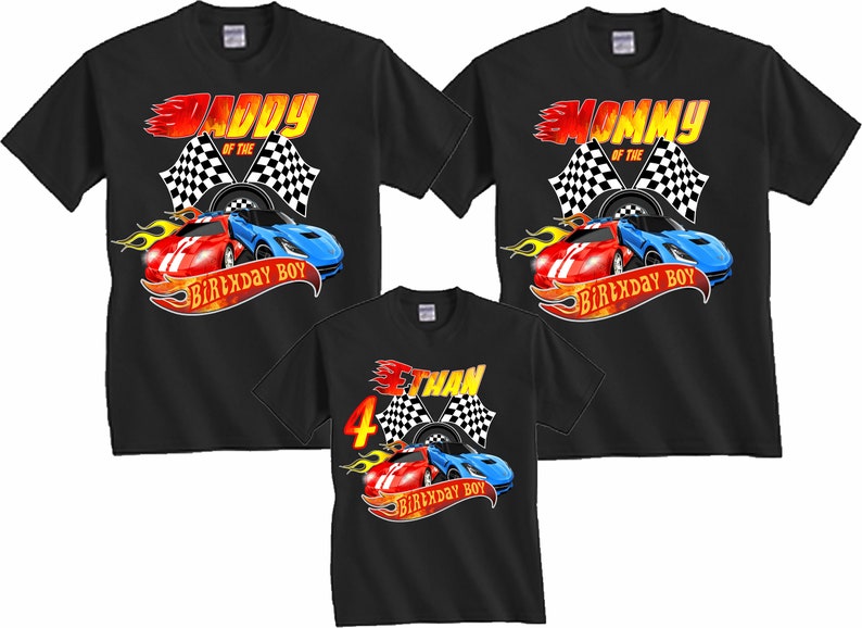 Op de afbeelding: Drie zwarte T-shirts met een raceautothema. De shirts zeggen "Daddy of the Birthday Boy", "Mommy of the Birthday Boy" en "4 Ethan Birthday Boy".
