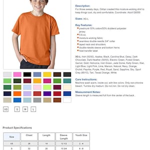 Op de afbeelding: Oranje T-shirt met korte mouwen en een Gildan-logo. Het shirt is gemaakt van vochtafvoerend materiaal en is verkrijgbaar in de maten XS-L. Het shirt wordt gedragen door een jong persoon. Het shirt is gemaakt van 50% katoen en 50% polyester.