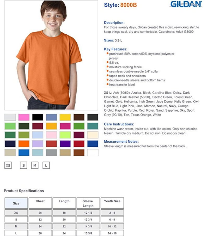 Op de afbeelding: Oranje T-shirt met korte mouwen en een Gildan-logo. Het shirt is gemaakt van vochtafvoerend materiaal en is verkrijgbaar in de maten XS-L. Het shirt wordt gedragen door een jong persoon. Het shirt is gemaakt van 50% katoen en 50% polyester.