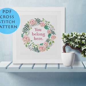 U hoort hier kruissteek patroon bloemsierkunst PDF instant download afdrukbare grafiek gemakkelijke kruissteek krans home decor
