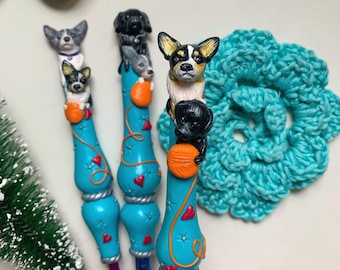 2 Hund benutzerdefinierte Häkelnadel, Ergonomischer arthritis freundlicher Haken, Jede Hunderasse Figur Polymer-Ton bedeckt Haken, Haustier-Andenken-Häkelgeschenk