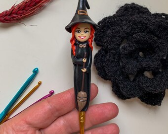 Hexe Häkelnadel: Handgefertigte Polymer Clay Figur, Künstlerisches Häkelgeschenk