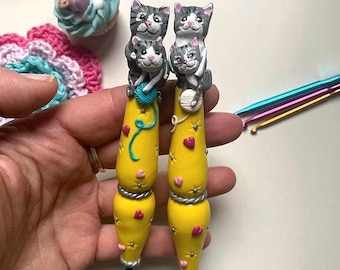 2 Katzen benutzerdefinierte Häkelnadel, Ergonomischer arthritis freundlicher Haken, Jede Katzenrasse Figur Polymer-Ton bedeckt Haken, Haustier-Andenken-Häkelgeschenk
